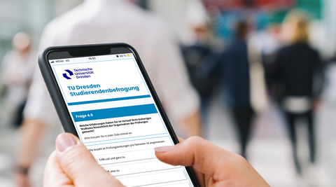 Nahaufnahme von Händen die ein Smartphone halten. Auf dem Bildschirm ist die Onlinebefragung für Studierende zu Qualität in Studium und Lehre zu sehen.
